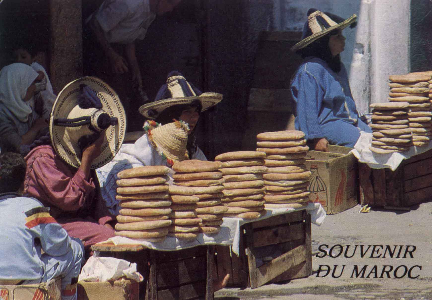 moroccanwomensellingbread.jpg (129798 bytes)