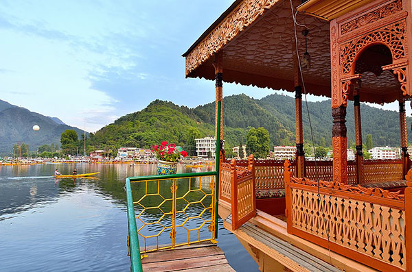 kashmir-houseboat-view-ajanta