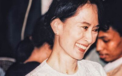 Aung San Suu Kyi: The frightening story behind this photo